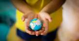 Pourquoi chantons-nous que Dieu tient le monde entier entre ses mains ?